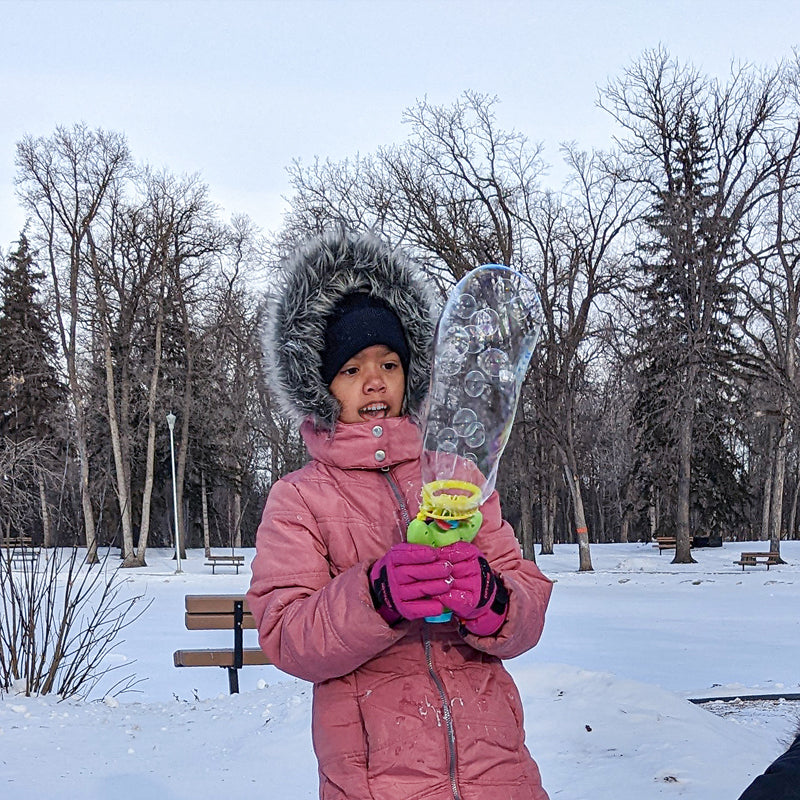 Bulles de glace folles dans un souffleur de bulles avec une solution de 3,5 onces