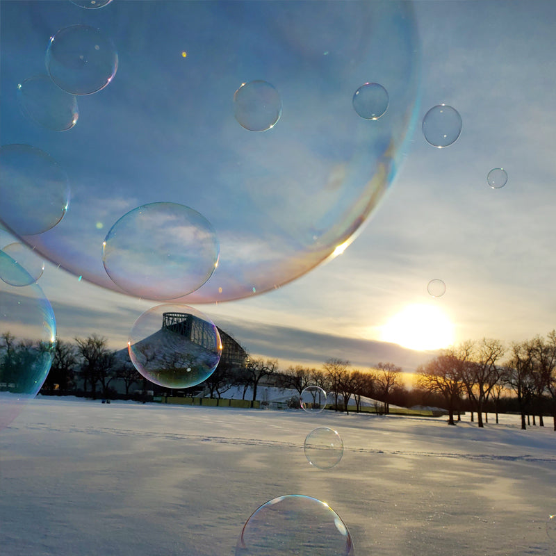 Bulles de glace folles dans un souffleur de bulles avec une solution de 3,5 onces