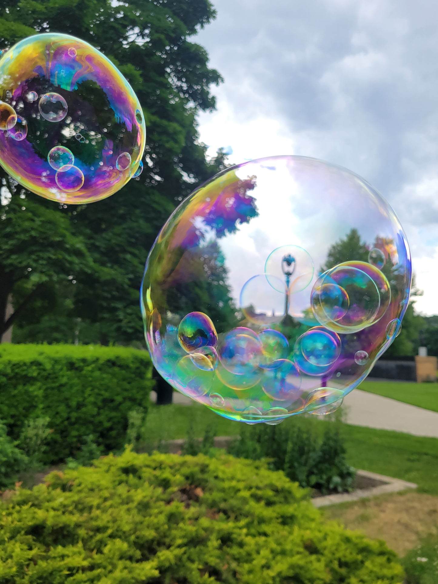 Yoobbles Bubbles dans un souffleur de bulles avec une bouteille Yoobbles supplémentaire de 8,5 oz